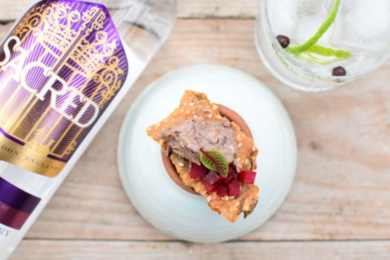 Sacred Gin Orris - Rillettes van duif - Boekweitcrackers